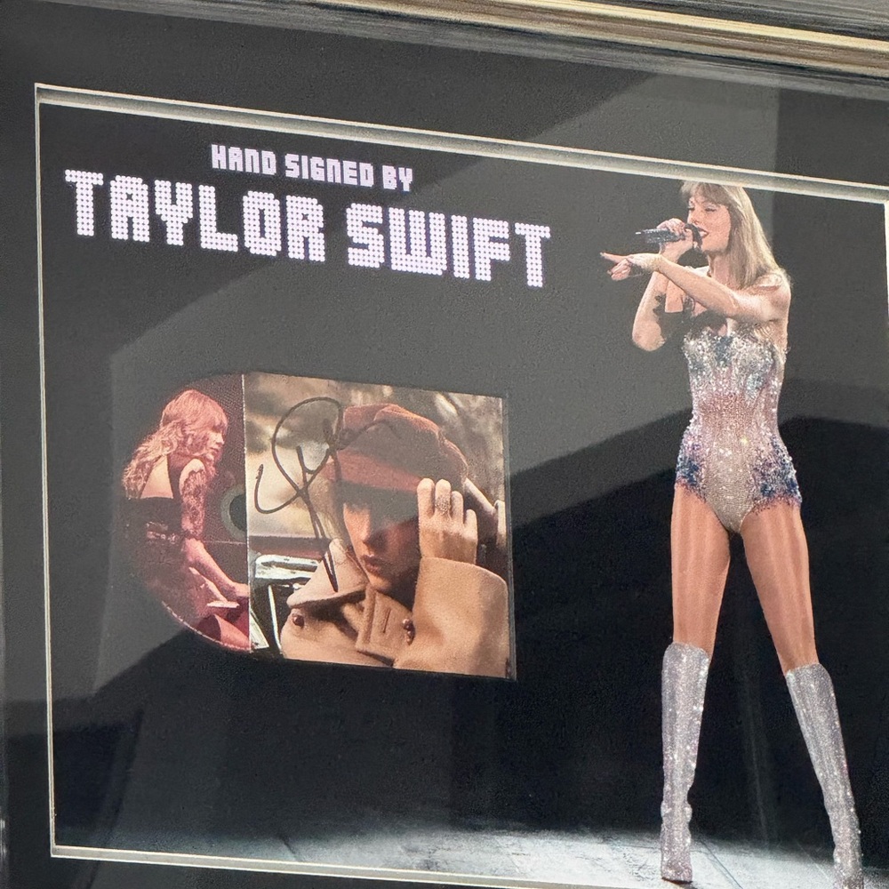 Taylor Swift autographed RED Taylor’s Version, framed CD. - Picture 2 of 5